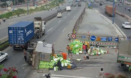 Hiện trường sự cố lật xe chở nước ngọt