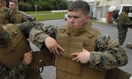 Lính Mỹ mang áo chống đạn làm từ vật liệu Kevlar và gốm. Ảnh minh họa: Defense One.