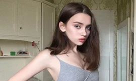 Hotgirl nhí người Nga khiến dân mạng dậy sóng