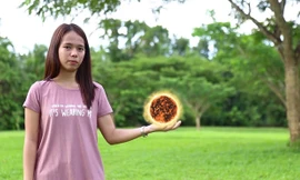 Andales giải thích Thuyết tương đối một cách dễ hiểu. Ảnh cắt từ clip.