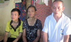 Thủ khoa ĐH Bách khoa TP HCM bên mẹ già và người cha. Ảnh: Đức Hùng.