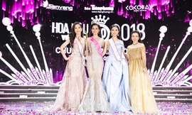 Chị Bùi Thị Mỹ Cảnh - Tổng giám đốc Công ty Cổ phần Ngọc trai Long Beach rạng rỡ bên Tân Hoa hậu và 2 Á hậu trên sân khấu