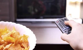 Cắt giảm thời gian xem truyền hình có thể giảm tỷ lệ béo phì. Ảnh: genconnect