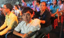 Toàn cùng mẹ trong lần đến gặp gỡ "thần tượng" Nick Vujicic của mình vào tối 21/5