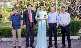 Trần Huyền Nhung dịu dàng với áo dài truyền thống của NTK Tuấn Hải 