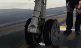 Hai lốp máy bay bị nổ ngay sau khi cất cánh. Ảnh: Twitter.