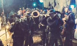 Nhóm cứu hộ đội bóng Thái Lan kiệt sức trong bùn lầy làm nên phép màu