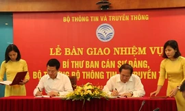 Đồng chí Trương Minh Tuấn và đồng chí Nguyễn Mạnh Hùng ký Biên bản bàn giao nhiệm vụ Bí thư Ban cán sự Đảng và Biên bản bàn giao nhiệm vụ, quyền hạn của Bộ trưởng TT&TT và chức năng, tổ chức bộ máy Bộ TT&TT (giai đoạn từ tháng 4/2016 đến tháng 7/2018)