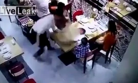 Bồi bàn Trung Quốc trượt chân đổ nồi lẩu bốc khói lên bé trai