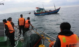 Kéo tàu cá vô chủ chìm trên biển vào bờ ở Đà Nẵng