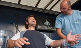 Ăn 33 nhánh tỏi trong 60 giây để trở thành nhà vô địch