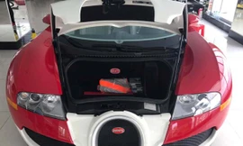 Siêu xe Bugatti Veyron đang được rao bán tại một showroom ở TP.HCM. Ảnh: Huracan.