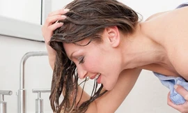 Mẹo dưỡng tóc không bị khô khi đi biển mùa hè