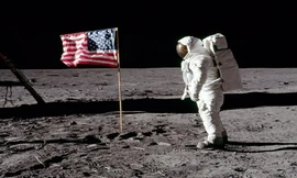 Phi hành gia Buzz Aldrin đứng bên cạnh một lá cờ trên Mặt Trăng. Ảnh: NASA.