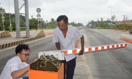 Tài xế vượt trạm BOT Sóc Trăng, tông gãy barie