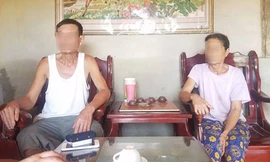 Vợ chồng ông G - bố mẹ của bác sĩ Th hoang mang, lo lắng trước thông tin nhiều người cùng xã nhiễm HIV là do khám chữa bệnh tại nhà bác sĩ Th.