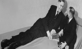 Theo Business Insider, Robert Pershing Wadlow sinh ngày 22/2/1918, nặng 3,9 kg. Một thời gian ngắn sau khi sinh, ông bắt đầu phát triển với tốc độ đáng kinh ngạc. Khi 6 tháng tuổi, Wadlow nặng 13 kg, gấp đôi cân nặng thông thường theo lứa tuổi.