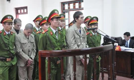 Các bị cáo trong phần xét hỏi sáng 6/3. Ảnh: Tuấn Nguyễn