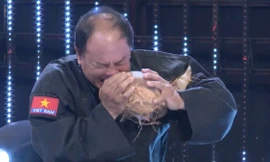 Võ sư Kim Tuấn gãy răng sau khi dùng răng lột vỏ dừa trong chương trình "Song đấu".