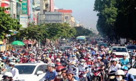 Xe máy là phương tiện lưu thông chính của người dân thành phố