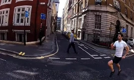 James Heptonstall hoàn thành chặng đua 380 mét với tàu điện ngầm trong 80 giây. Ảnh: Daily Mail 