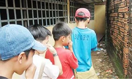 Nhà vệ sinh trường học ở nhiều vùng nông thôn và miền núi là nỗi ám ảnh của học sinh (Ánh: Báo An ninh Thủ đô) 