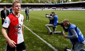 CĐV nổi loạn sau khi Feyenoord lỡ cơ hội vô địch sớm