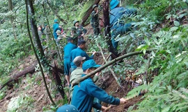 10 giờ băng rừng tìm kiếm hài cốt 2 phi công trên núi Tam Đảo