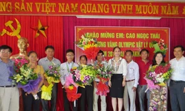 Lãnh đạo UBND tỉnh Nghệ An chào đón học sinh tỉnh nhà trở về sau khi giành được HCV Vật lý quốc tế.