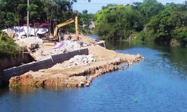 Khu vực xây kè hói Như Ý (phường Vỹ Dạ, TP Huế) buộc tạm dừng thi công để giải quyết vụ việc dân tố nhà thầu làm thất lạc hàng chục mồ mả. Ảnh: Ngọc Văn.