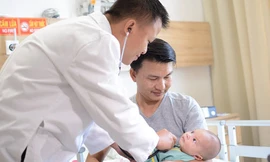 Bác sĩ Vinmec Central Park thăm khám cho bé Nguyễn Đặng Khôi Nguyên