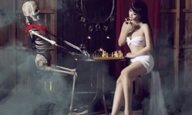 Một cảnh phim nhân vật Lê Kiều Như đối diện với oan hồn.