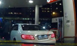 Bất cẩn, tài xế Mercedes lái xe kéo theo vòi bơm xăng