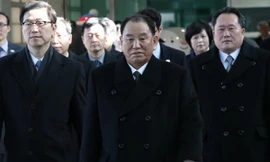 Phó Chủ tịch đảng Lao động Triều Tiên Kim Yong-chol (giữa) tại Hàn Quốc. (Nguồn: Korea Herald)