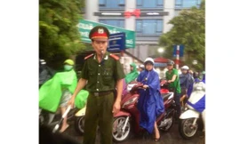 Ảnh đại úy Bốn ướt sũng phân luồng giao thông dưới cơn mưa tầm tã vào chiều 23/6.