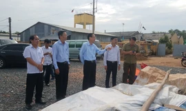 Ông Lê Thanh Liêm, Phó chủ tịch thường trực UBND TPHCM kiểm tra tình hình chống bão tại huyện Cần Giờ