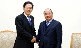Thủ tướng Nguyễn Xuân Phúc tiếp Đại sứ Trung Quốc Hồng Tiểu Dũng. Ảnh: VGP/Quang Hiếu 
