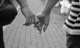 Nam nữ nắm tay là điều cấm tại Đại học Binhai, Thanh Đảo, Trung Quốc. 