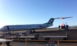 Hai máy bay bị dính phần đuôi vào nhau tại sân bay Paraburdoo ở Pilbara, bang Tây Australia (Ảnh: ABC)