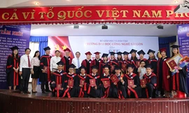 Các tân thạc sỹ chụp hình lưu niệm tại buổi lễ