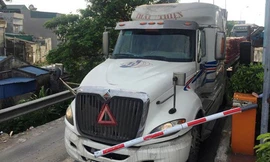 Một chiếc xe hất văng barie 