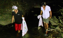 Ban đêm, khi những con cua bò ra khỏi hốc đá tìm mồi là lúc những người soi cua suối chong đèn tìm cua. Để tránh nguy hiểm, nhóm thường đi gần nhau để hỗ trợ khi cần.