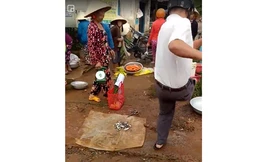 Trưởng công an xã 'sút' tung hàng hóa của dân khi đi dẹp chợ