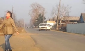 Chiếc xe đi giật lùi khiến các fan hâm mộ được phen cười nghiêng ngả.