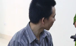 Bị cáo 36 tuổi liên tục tránh mặt khi thấy ống kính phóng viên. 