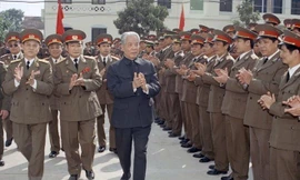 Tổng Bí thư Đỗ Mười thăm Học viện Quốc phòng. (Ảnh: Xuân Lâm/TTXVN)