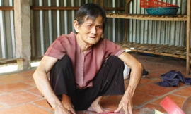 Để đảm bảo an toàn cho hai bà cháu cụ Cỗi, chính quyền địa phương đã cho tháo dỡ căn nhà cụ Cỗi và vận động cụ đến nơi khác sinh sống