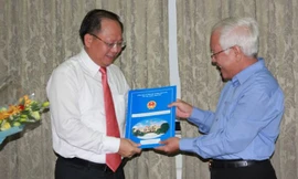 Chủ tịch UBND TP HCM Lê Hoàng Quân trao quyết định phê chuẩn bầu bổ sung chức vụ Phó Chủ tịch UBND TP nhiệm kỳ 2011-2016 của Thủ tướng Chính phủ cho ông Tất Thành Cang