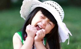 Con gái mới tí tuổi mà đã phổng phao, biết làm điệu. (Ảnh minh họa)