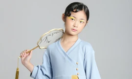 Mẫu nhí 10 tuổi 'thần thái' như bản sao siêu mẫu số 1 châu Á